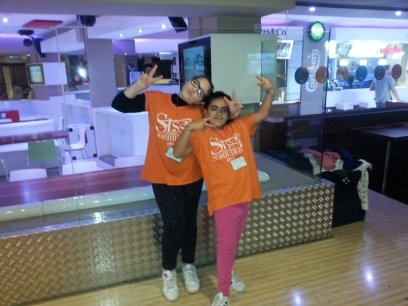 Un pomeriggio al bowling Sissy Continua a sorrid